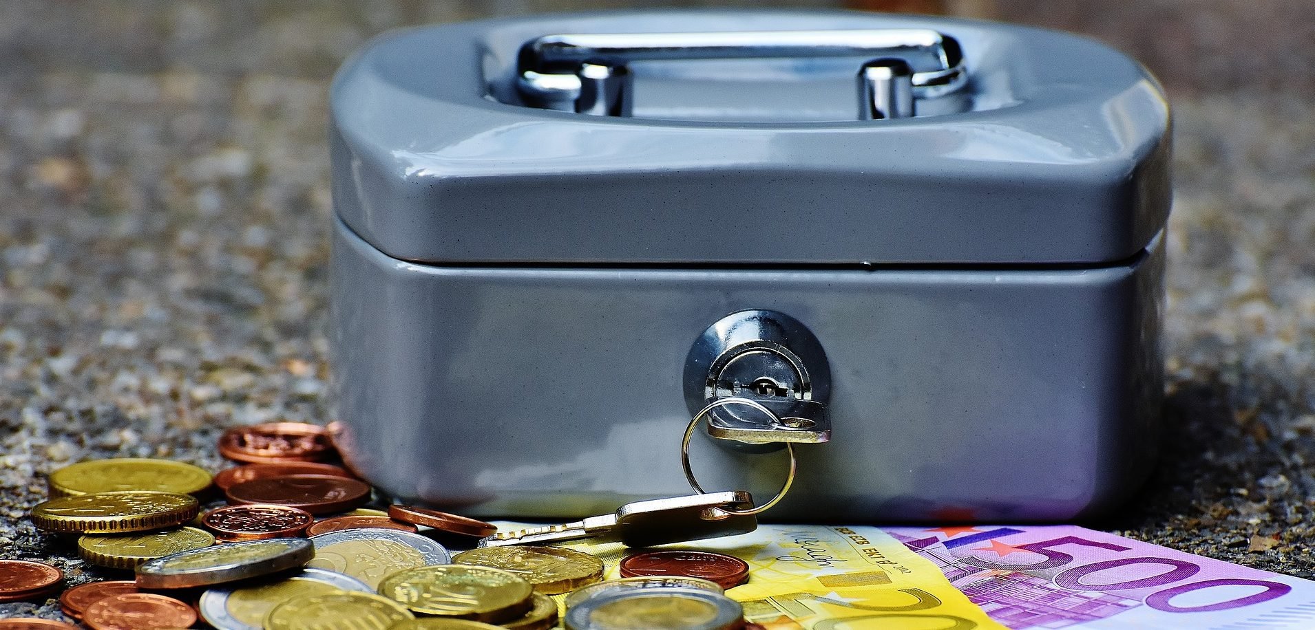 cashbox-1642989_1920-e1476891595719-1920x0-c-f